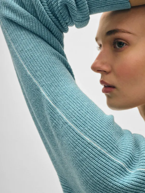 Women&rsquo;s V-neck Blue Solid Sweater