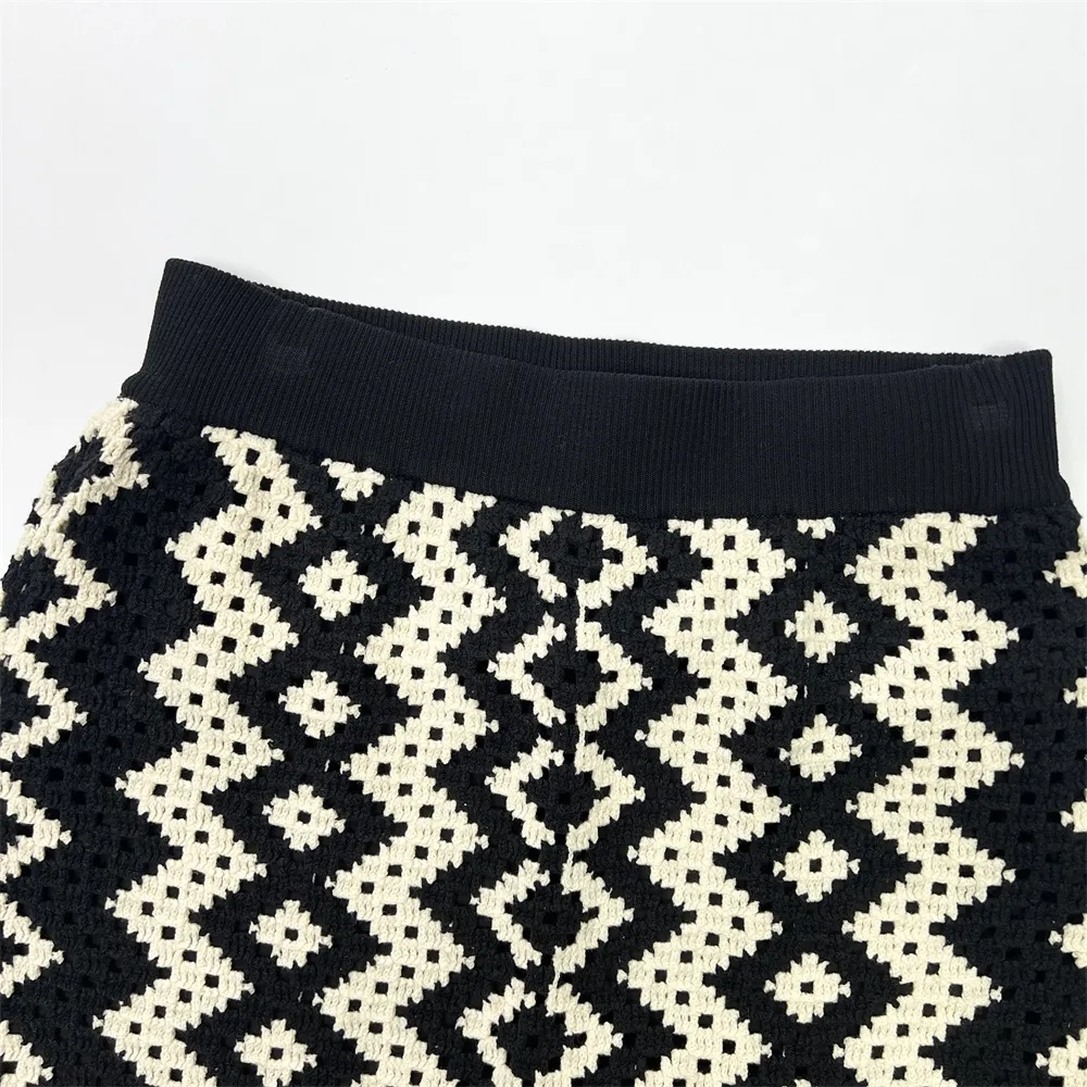 Customizable Geometric Knit Mini Skirt: High-Waist, Fitted Cut, Retro Design