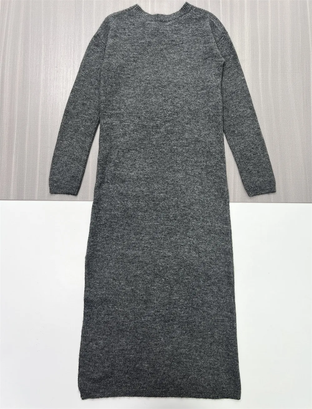 Customizable Women's Gray Knit Midi Dress: Crew Neck, Relaxed-Fit, Versatile Casual Design