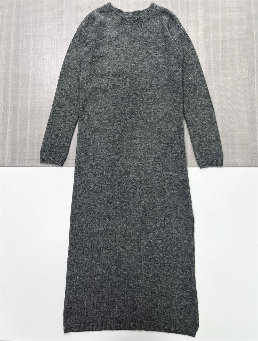 Customizable Women's Gray Knit Midi Dress: Crew Neck, Relaxed-Fit, Versatile Casual Design