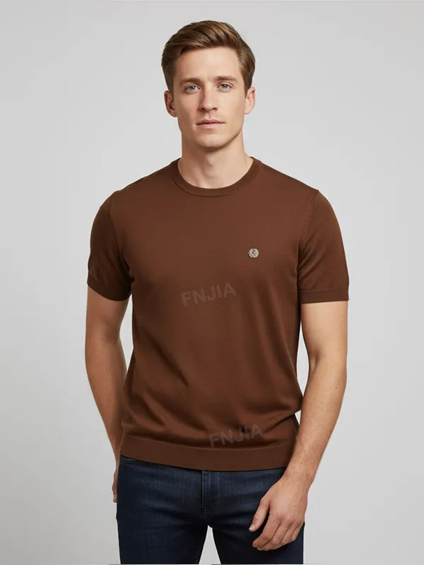 Men's Brown Short-Sleeve Knit Top: Emblem Detail, Soft Texture, Casual Design