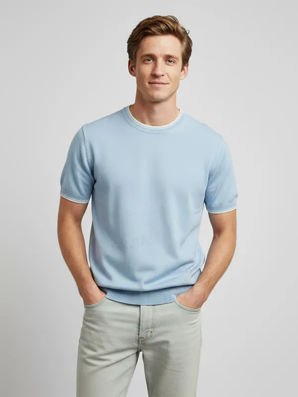Men's Light Blue Short-Sleeve Knit Top: Contrast Trim, Soft Texture, Casual Design