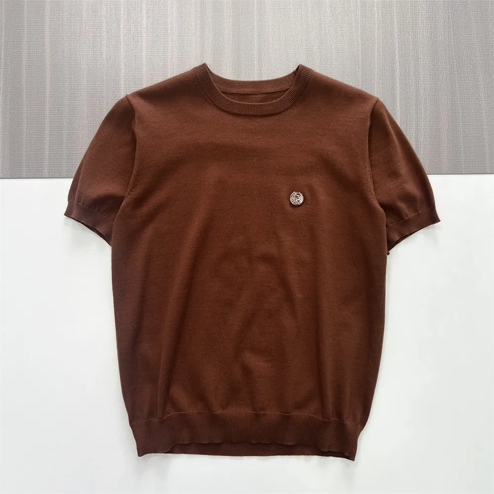 Men's Brown Short-Sleeve Knit Top: Emblem Detail, Soft Texture, Casual Design